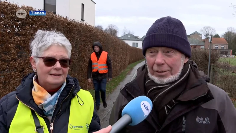 Regen en wind houden wandelaars dertienmaal niet tegen: "Een beetje smodder, daarvoor stoppen we niet!"
