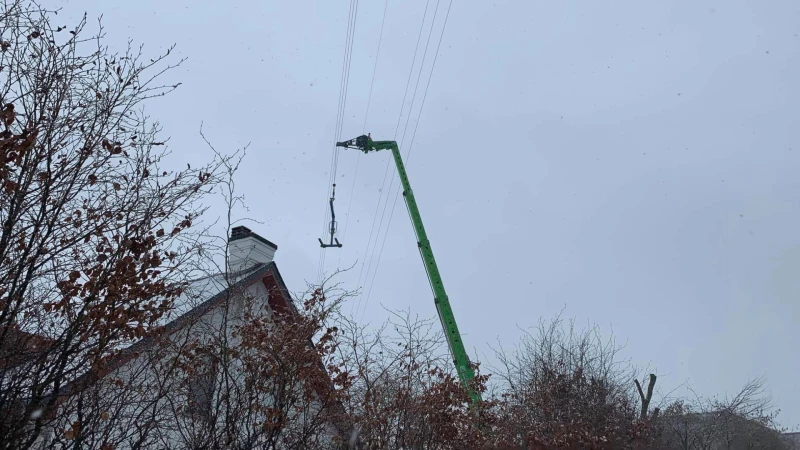 Hoogtewerker raakt elektrische hoogspanningskabels: "Er was een grote vuurbal te zien"