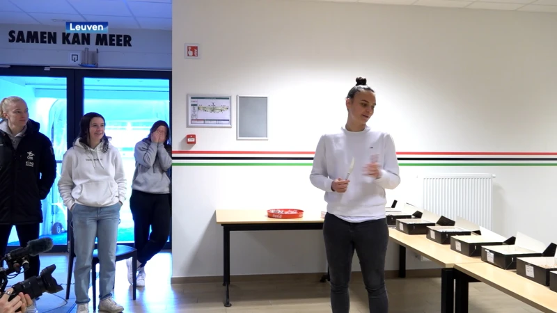 Feest aan Den Dreef: Nicky Evrard stel Gouden Schoen voor aan iedereen van de club