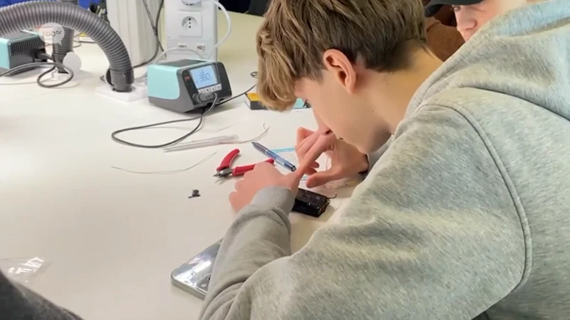 Middelbare scholieren krijgen een cursus solderen op de Solar Bootcamp