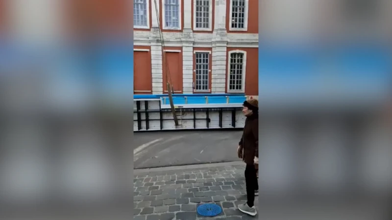 Zwembad van anderhalve ton zweeft door de lucht in Leuven