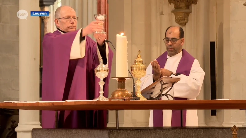 Aswoensdag: heel wat mensen zakken af naar Sint-Pieterskerk in Leuven voor een askruisje