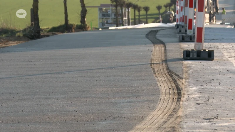 Chauffeur negeert 5 signalisatieborden en rijdt door pas gegoten beton in Glabbeek