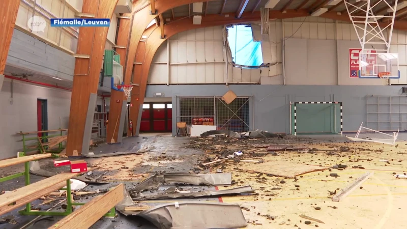 BEKIJK Sofian Kiyine (OH Leuven) crasht zwaar met auto in sporthal, drama vermeden: "Brandweerman zei me dat hij zo'n klap nog nooit had gezien"