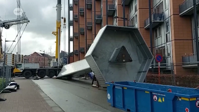 Felle wind zorgt voor problemen bij monteren torenspits Sint-Maartensdal: spits terug naar beneden gehaald