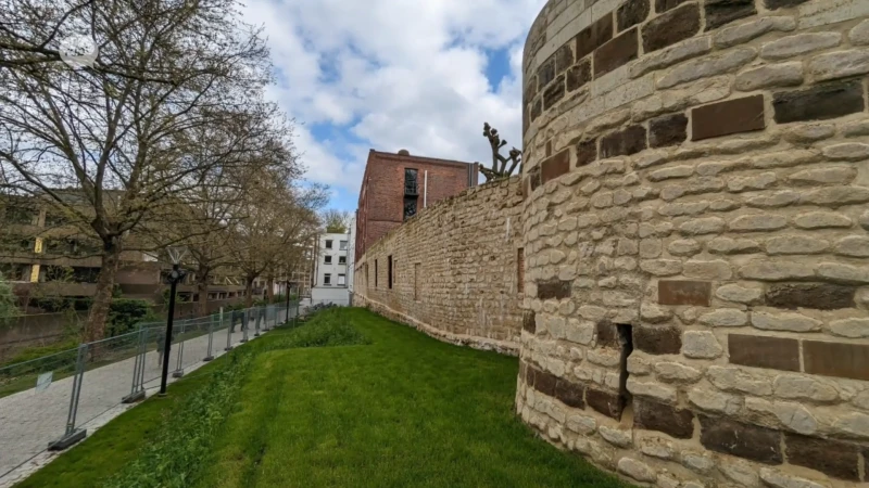 Werken aan Leuvense Handbooghof klaar: stadsomwalling uit 12de eeuw gerestaureerd