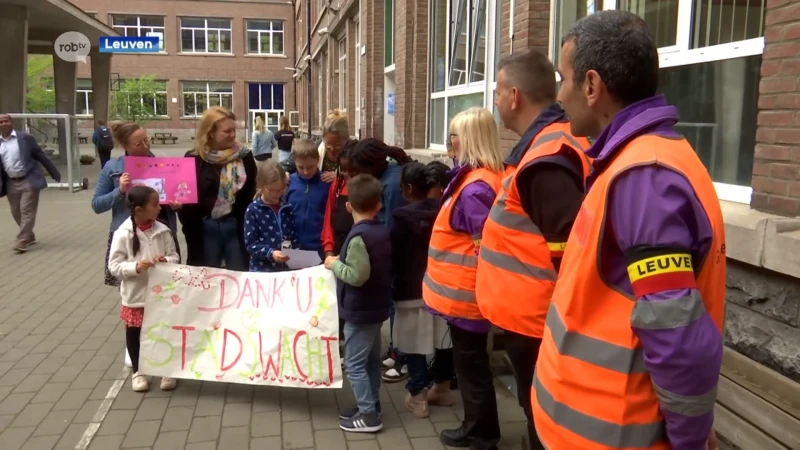 Leuvense basisscholen zetten gemeenschapswachten in de bloemetjes: "Onze job geeft veel voldoening"