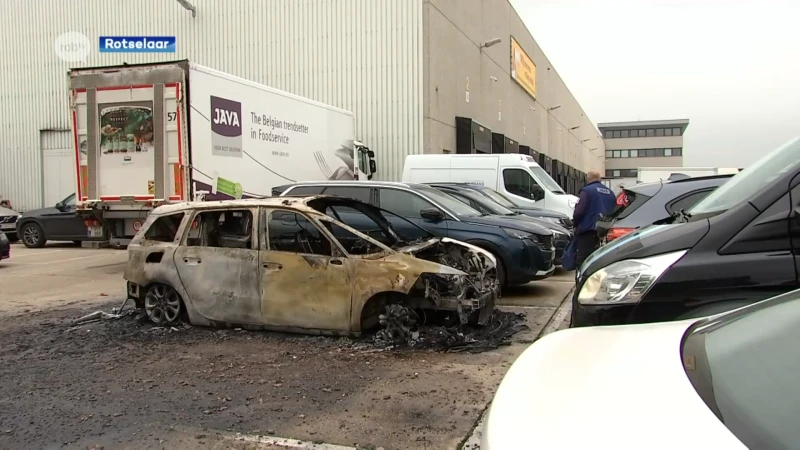 Auto brandt volledig uit bij Java Foodservice in Rotselaar: ook andere auto's beschadigd
