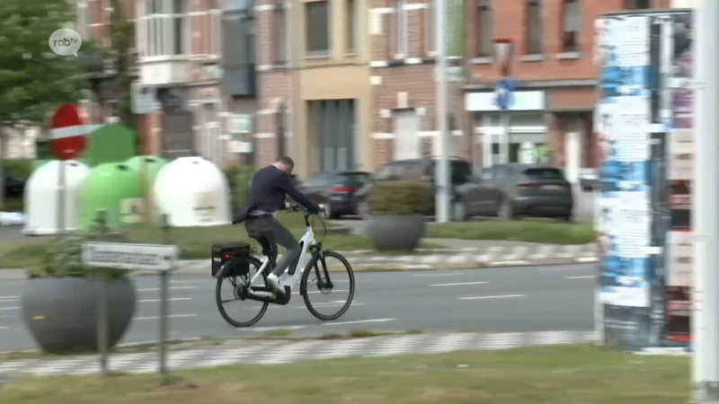 Navigatieapp die verkeerslicht op groen zet voor auto's? Leuvens schepen Dessers: "Niet bedoeling dat fietsers langer moeten wachten"