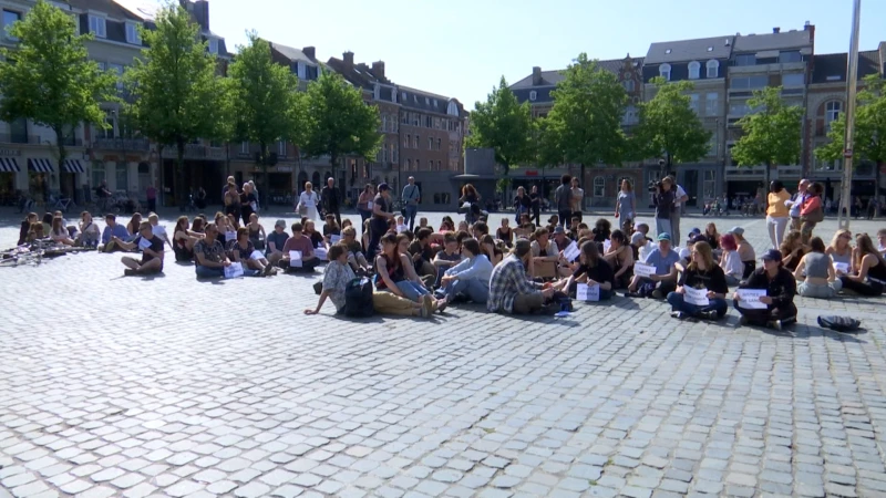 100-tal stille betogers verzamelt op Ladeuzeplein om te protesteren tegen de straffen in de zaak Sanda Dia: "Ik vind dit geen straf"