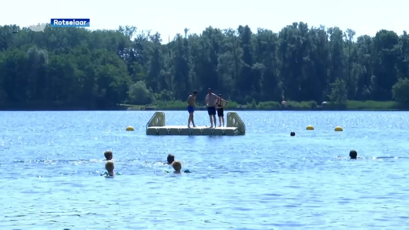 Nieuw zwempaviljoen aan De Plas in Rotselaar is open, ook gloednieuw ponton in het water