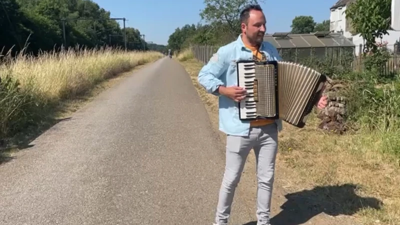 Zanger-accordeonist Johan Veugelers stelt nieuwe single 'Trein Gemist' voor: "Dit is dé muziek die ik wil brengen"