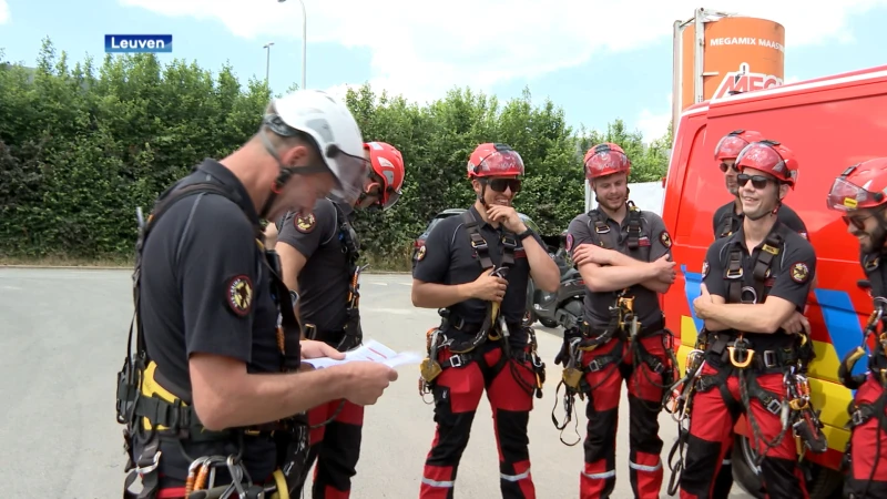 Hulpverleningszone Oost doet reddingsoefening vanuit 60 meter hoge torenkraan: "Wij gaan een installatie maken om het slachtoffer via touw naar beneden te evacueren"