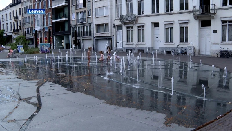 Kinderen zoeken verfrissing bij fontein op Herbert Hooverplein