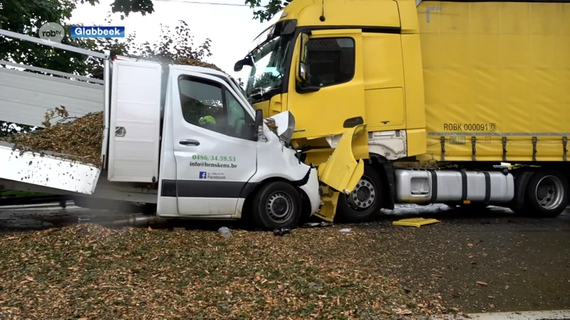 Bestelwagen en vrachtwagen botsen frontaal op elkaar bij zwaar verkeersongeval in Glabbeek