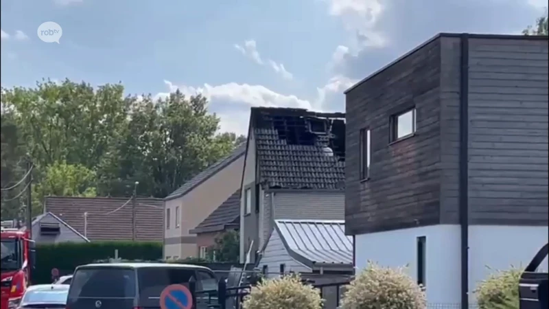 Dak afgebrand van woning in Boortmeerbeek, één persoon afgevoerd met rookintoxicatie