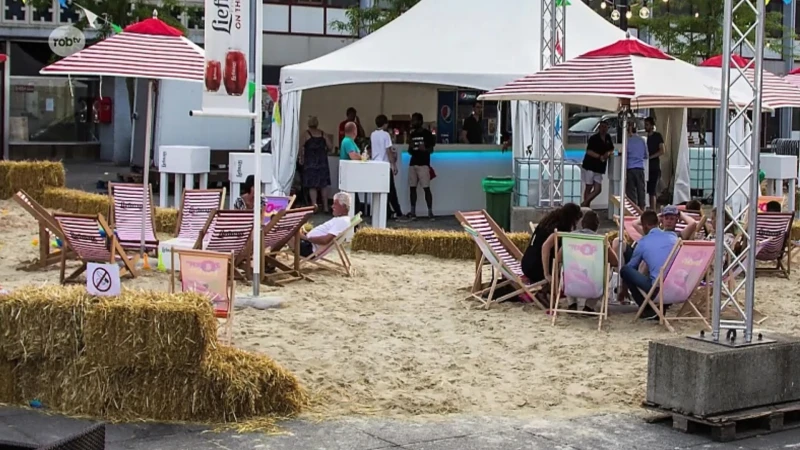Stationsplein in Landen omgetoverd tot strand voor "Landen Plage": cocktails en concerten tussen de palmbomen