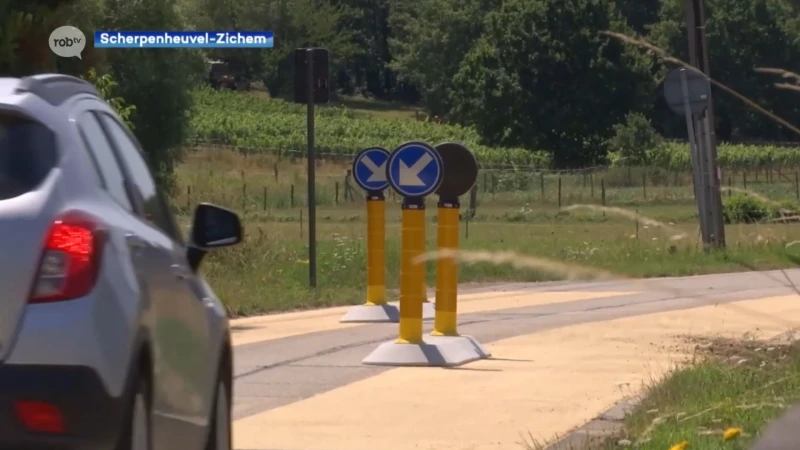 Wegversmallingen Vossekotstraat in Scherpenheuvel-Zichem zorgen opnieuw voor commotie: straat tijdelijk afgesloten nadat bestuurders er langs rechts voorbij rijden