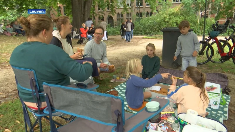 Natte editie van picknick in het park in Leuven: "500 mensen in plaats van 1.000"