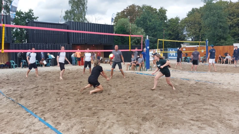 Baal Beach ondanks slechte weer toch een succes: 128 beachvolley teams en een uitverkocht Strandfeestje