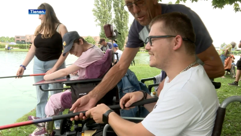 Mensen met een beperking gaan samen vissen in Viander in Tienen: "Ik heb al 10 vissen gevangen!"