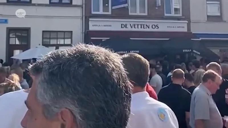 Jaarmarkt in Leuven: vroege vogels aan café In Den Vetten Os, koeien en shetlandpony's op het Sint-Jacobsplein