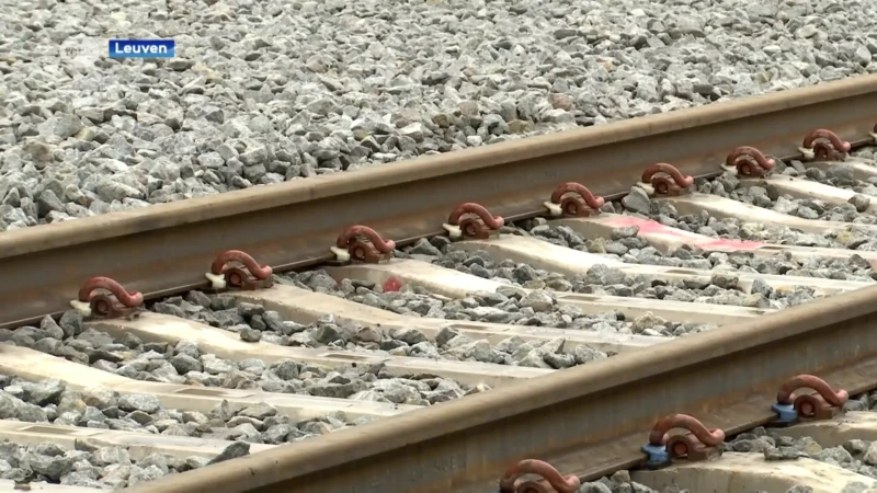 Twee mannen liegen zich binnen bij opsplagplaats Infrabel in Kessel-Lo en stelen tonnen spoorrails