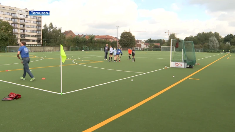 Op het nieuwe kunstgrasveld aan sportcentrum Diependal in Tervuren kan je voetbal én hockey spelen