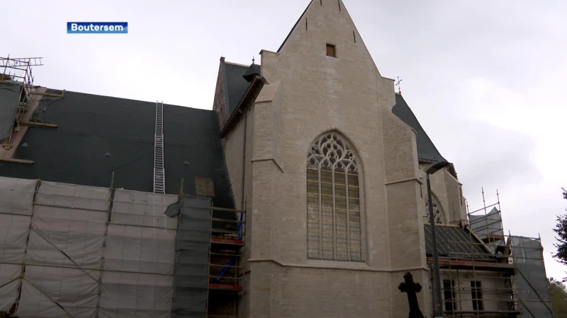 Kerktoren Vertrijk weggehaald voor restauratie: "Extra spannend door de wind vanmorgen"