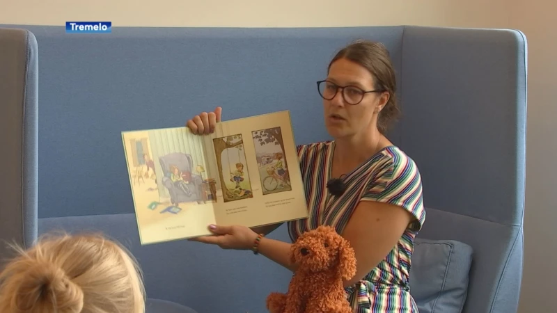 Leeshond Juliette helpt kinderen voorlezen in bibliotheek van Tremelo