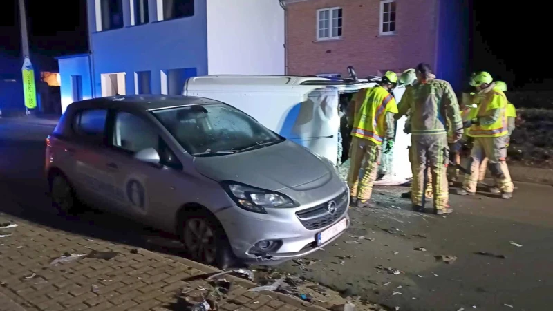 Dronken twintiger ramt twee geparkeerde voertuigen met bestelwagen in centrum van Ransberg