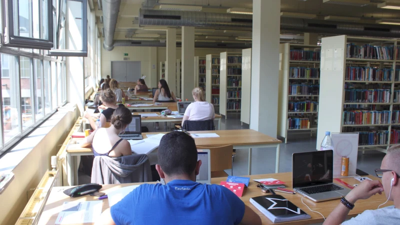 Leuven opent nieuwe leerwinkel met gratis studieadvies voor anderstalige nieuwkomers