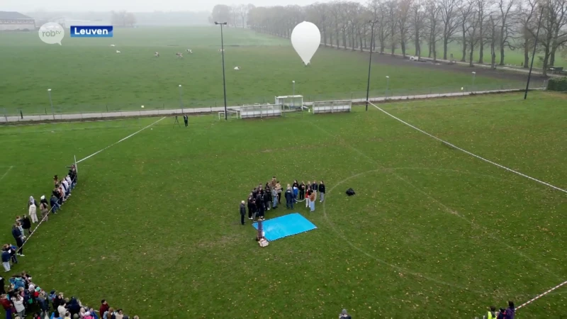 Leerlingen Heilig Hartinstituut uit Leuven lanceren stratosfeerballon om temperatuur, luchtdruk en CO2 te meten