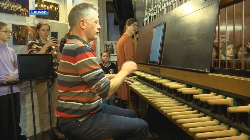 Kinderkoor zingt liedjes van nieuw boek 'Schipper mag ik overvaren?' samen met stadsbeiaardier: "Ik kende het liedje al, want ik zong het vroeger met mijn oma"