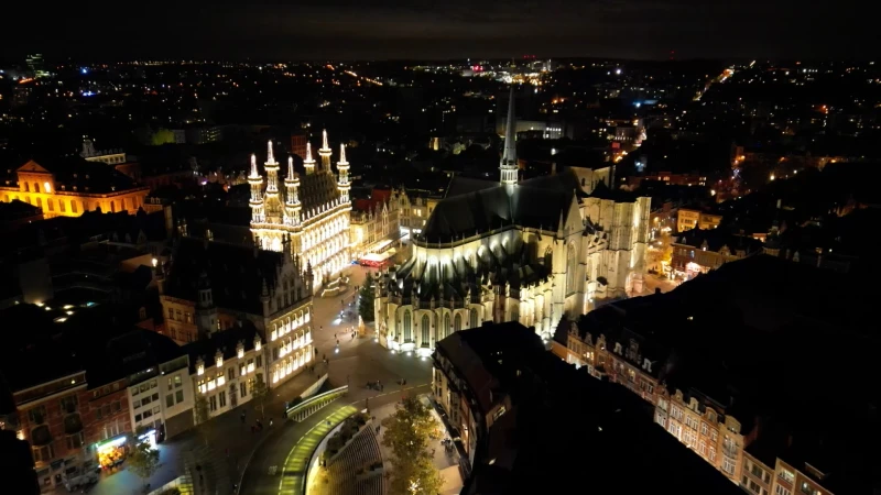 BEKIJK Wintersfeerverlichting in Leuven vanuit de lucht