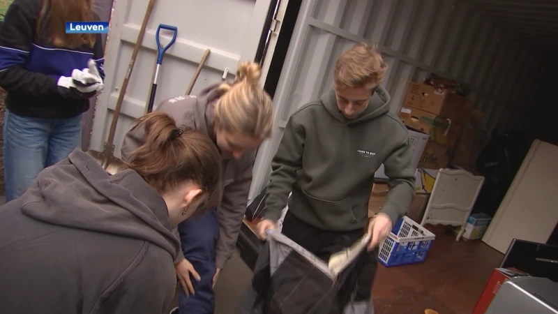 Leuvense studenten slaan container kort en klein (en dat is voor één keer toegelaten)