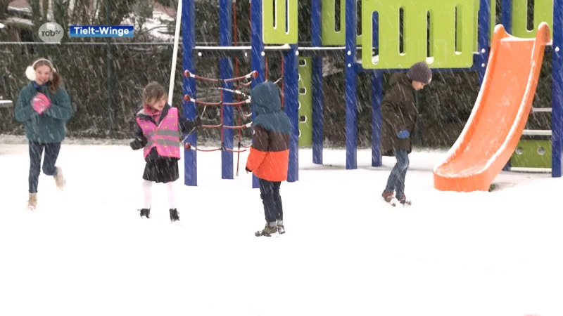 Kinderen amuseren zich in de sneeuw: "Van mijn mama moet ik binnen blijven. Gelukkig ben ik in de opvang!"