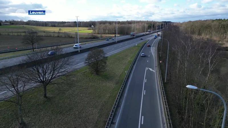 Buschauffeur laat twee jongeren achter langs oprit van E40 in Haasrode: "Dit is onaanvaardbaar"