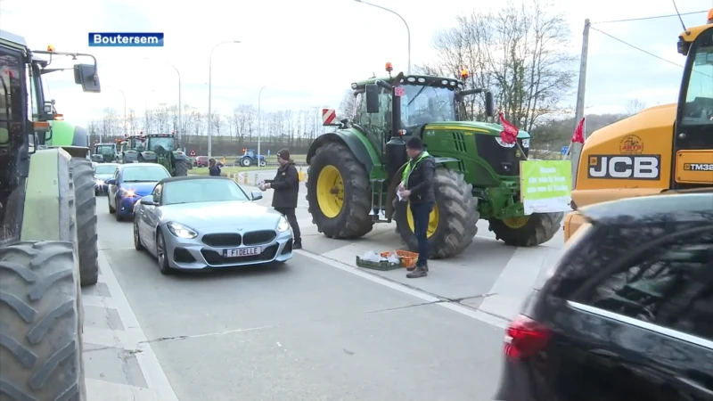 BEKIJK: Boeren pakken uit met ludieke protestactie in Boutersem: autobestuurders krijgen pakket met appels en aardappelen