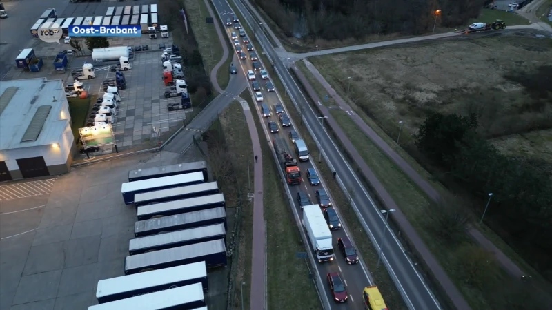 Kampenhout-Sas helemaal geblokkeerd door boze boeren, omstaanders boos: "Ik wil kunnen rijden"