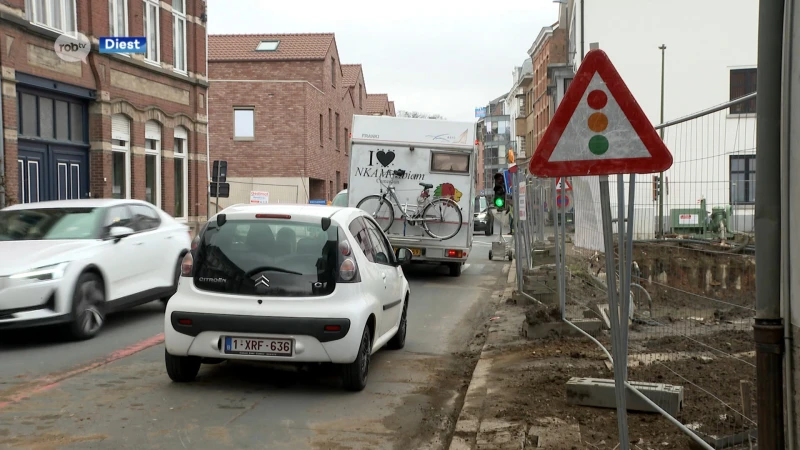 Tijdelijke verkeerslichten langs Schaffensestraat in Diest door nieuwe nutsleidingen