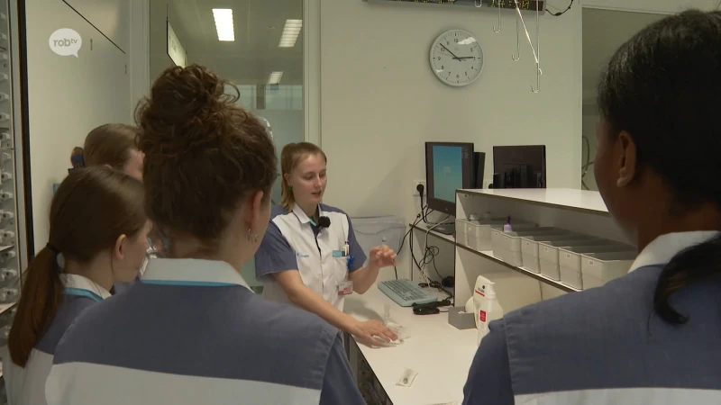 Studenten verpleegkunde geven leerlingen secundair onderwijs een blik achter de schermen van het UZ Leuven
