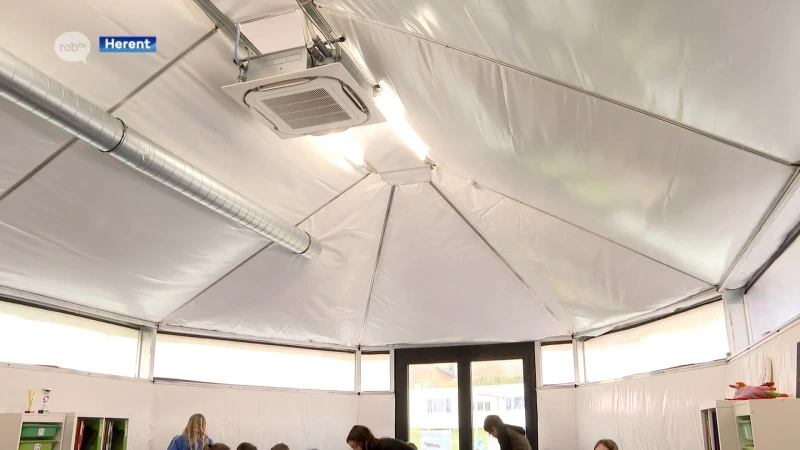 160 leerlingen van De Kraal in Herent volgen les in tent-klas: "Worden hierna verscheept naar Gambia"