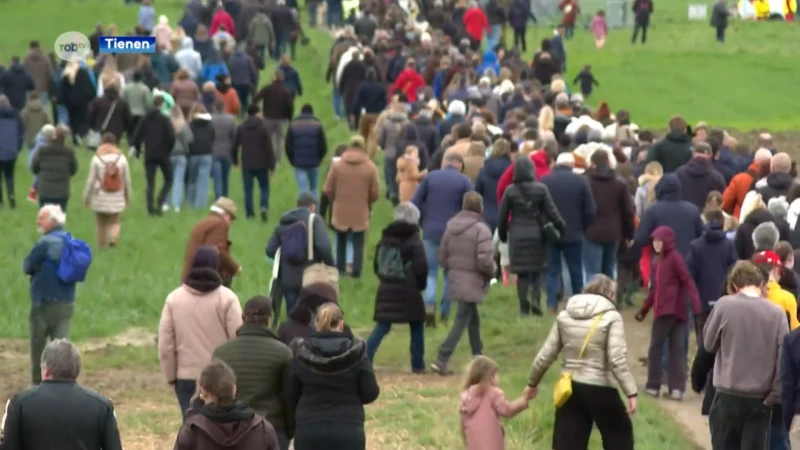 Bekijk: 20.000 mensen genieten van Paardenprocessie in Hakendover: 'Zonder de processie is mijn Pasen niet geslaagd'