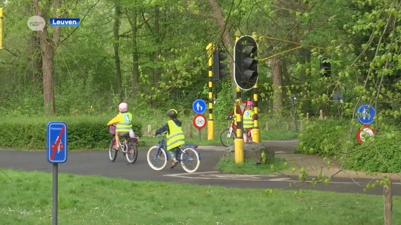 Kinderen volgen tijdens cursus Paashaas verkeerslessen op het verkeerspark van het provinciedomien in Kessel-lo: "Kinderen moeten zich bewust zijn van het gevaar in het verkeer"