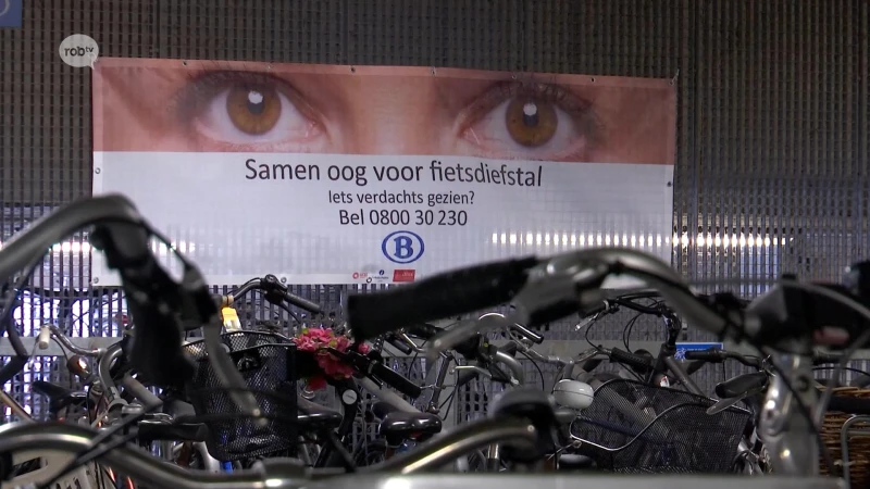 Leuvense politie merkt fietsen gratis aan gymnasium van KU Leuven