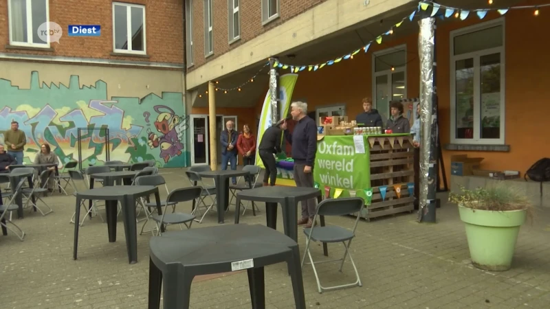 Oxfam België zet de studentenwinkels van de keten vandaag in de kijker. "In de middag verkopen wij voor de oxfam. Wij doen dat al 18 maanden, iedere week, iedere maandag, de hele middag eigenlijk."