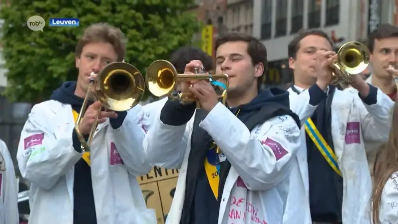 5 Vlaamse studentenfanfares geven één spetterend openluchtconcert op de Oude Markt in Leuven: "Mensen moeten kunnen feesten op onze muziek!"