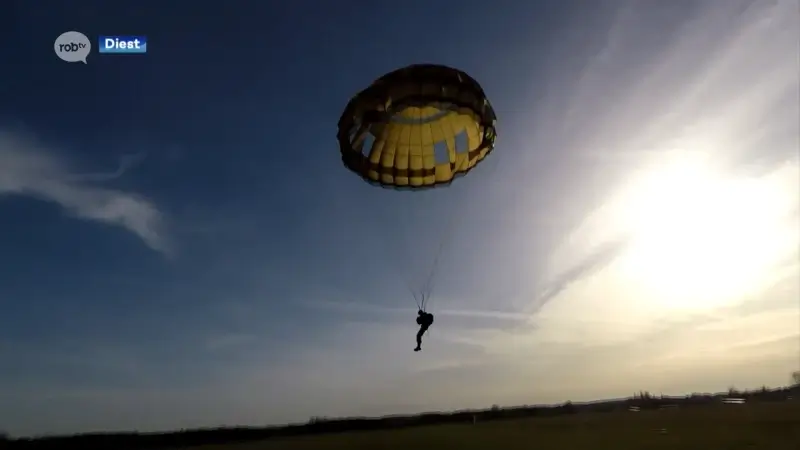 Twee Nederlandse parachutisten raken met elkaar verstrengeld en storten neer bij militaire oefening aan vliegveld van Schaffen
