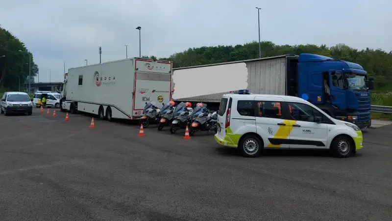 Leuvense verkeerspolitie controleert 30 vrachtwagens: 22.000 euro boetes en ongekoeld transport van voedsel betrapt